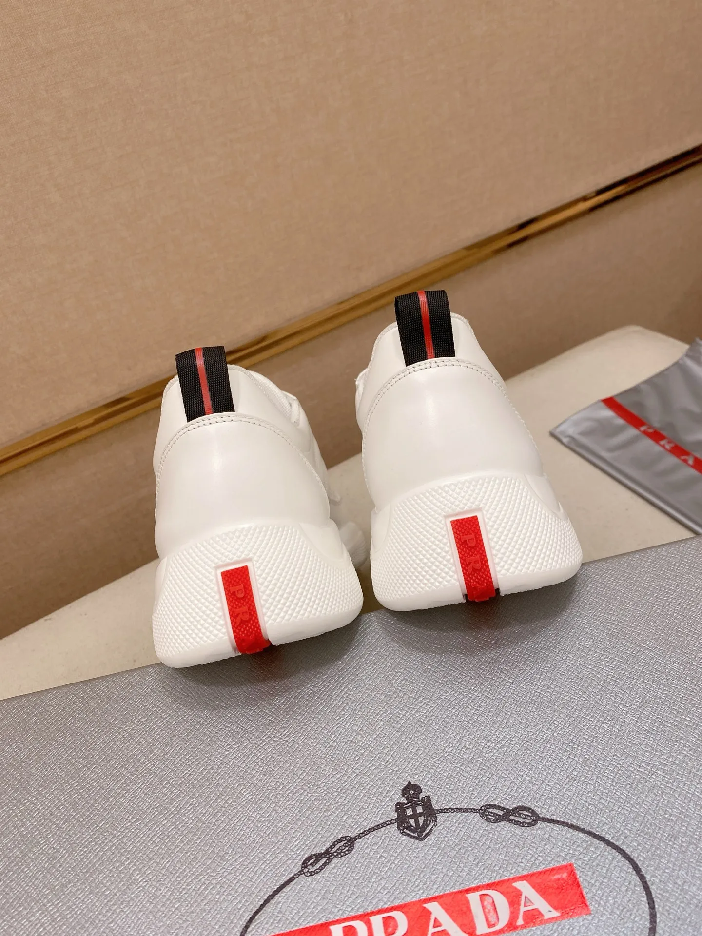 Men's Men's Shoes 560💰 ✔️✔️✔️High version High-quality new PRADA (Prada) counters are launched simultaneously. The new men's shoes and 😘fabrics are selected from first-layer cowhide and are made by pure handicrafts. Lining: Full cowhide lining. 👍🏿 High-end ☄️ air-cushion molded anti-slip rubber outsole, exquisite lines, simple and elegant, comfortable and high-end for leisure travel. Code number: 38 to 45